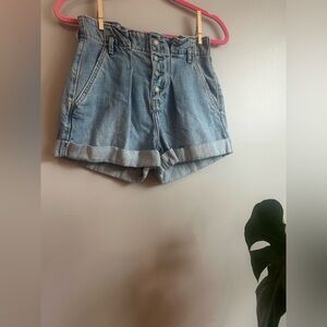 Hollister Curvy Ultra High Rise Mom Denim short - 3” size 1 W25